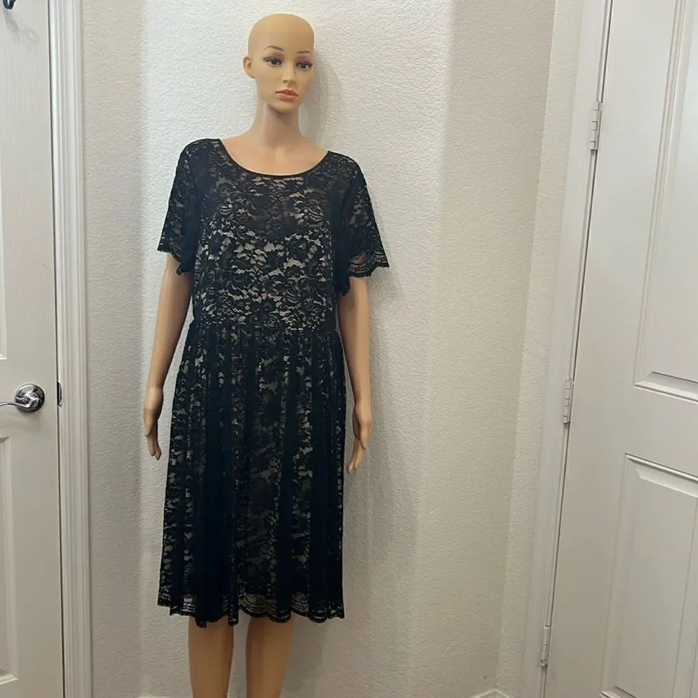 Torrid Dress Sz 2 Black Floral Lace Scoop Neck Short Sleeve Fit Flare Midi Lined
